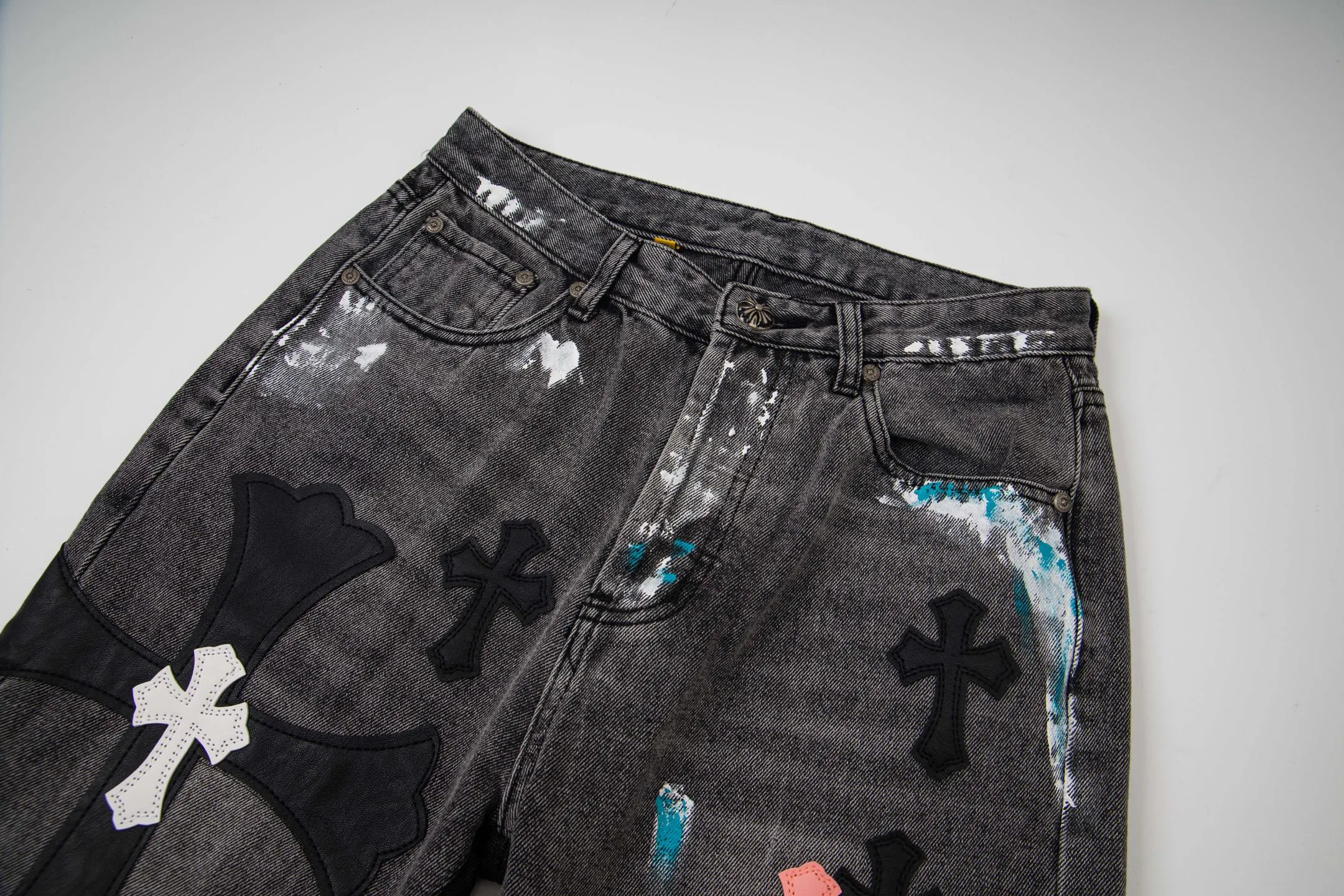 P340 💰 (Top version) Chrome hearts co-branded washed jeans with blue, yellow, black, white and multi-color stitching. Really restores the ultimate vintage texture. Three-dimensional version. Loose and comfortable, not picky about the figure. Makes you look taller and slimmer. Factory-made. Original quality control. Same style for men and women. Can be matched with couples. Versatile recommendation. Must-have jeans for all seasons. Fashionistas have been disappointed. From the quality selection of fabrics, the tailoring of details, and the matching of patterns, they are all impeccable! The upper body is so handsome when worn...it can be easily worn by men, women and children! The craftsmanship is made of heavy-duty washed pure cotton denim fabric. After washing, it is soft and thick. It is very stylish when worn on the body. Color: black Size: 28-30-32-34-36 (corresponding to S-M-L-XL-XXL)